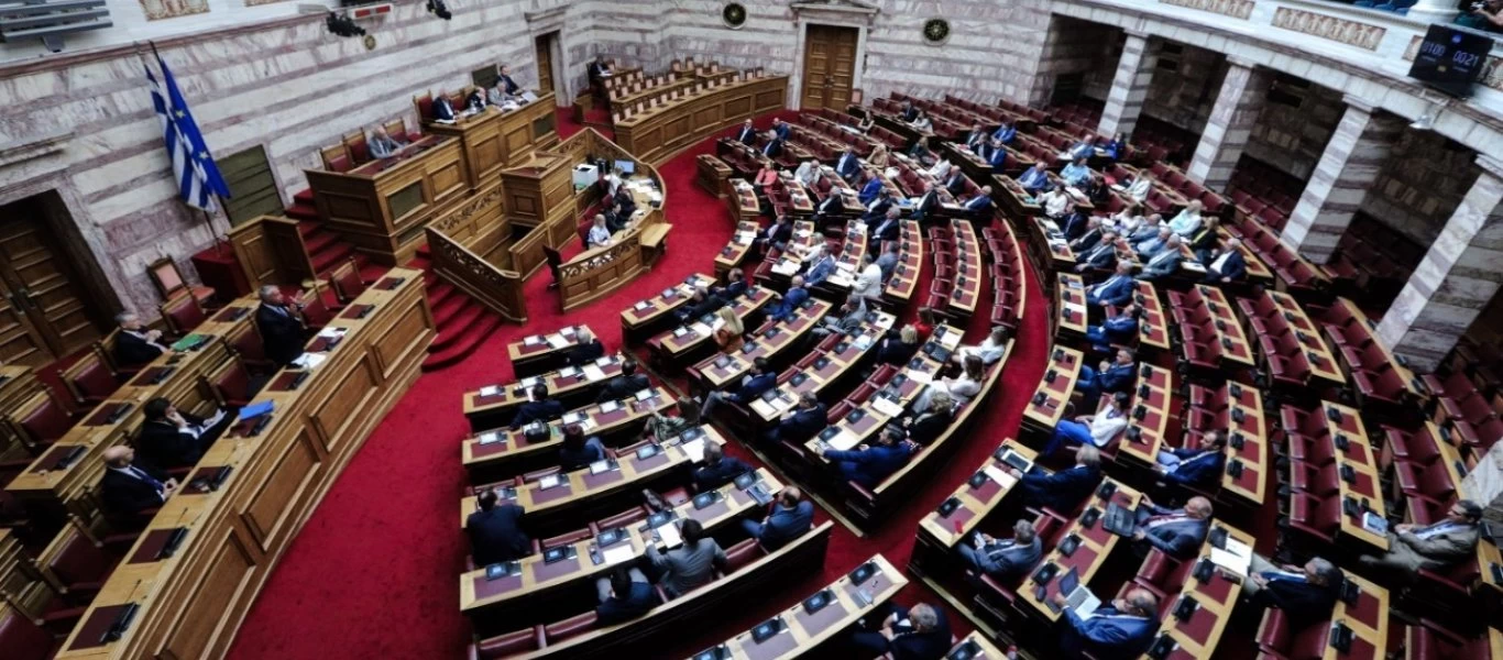 «Ηλεκτρονική» η βουλή: Εξοπλίστηκε με οθόνες τηλεδιάσκεψης - Δείτε τις φωτογραφίες